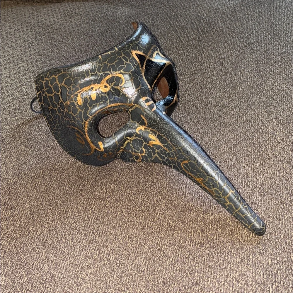 Venetian Crackle Long Nose Masquerade Mask - Black & Gold Unisex